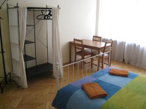una camera da letto con un letto, un tavolo e delle sedie di Ragtime a Praga