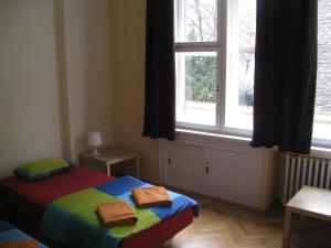 una camera da letto con un letto con due asciugamani sopra di Ragtime a Praga
