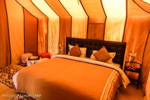 En eller flere senge i et værelse på Merzouga Luxury Bivouac + 32 billeder