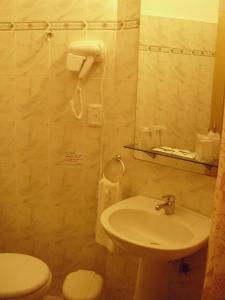 Ein Badezimmer in der Unterkunft Hotel City Piriápolis