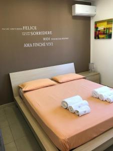 2 asciugamani su un letto in una camera di Attico delle Pomelie a Santa Teresa di Riva