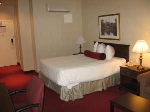 A bed or beds in a room at Hotel Chrome Montreal Centre-Ville