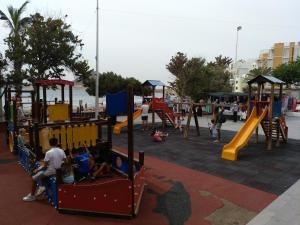 Ο χώρος παιχνιδιού για παιδιά στο Apartamento Medanero FGF