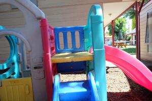 un parque infantil con un tobogán colorido en Castles Motel en Nelson
