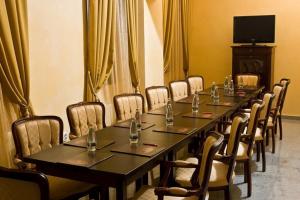 a meeting room with a long table and chairs at Hotel Maryo in Ploieşti
