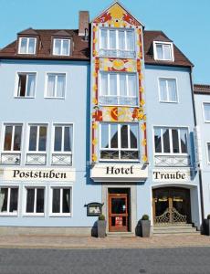 un grande edificio blu con un hotel di Posthotel Traube a Donauwörth