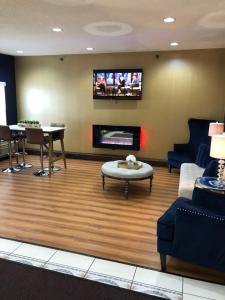 A television and/or entertainment centre at Days Inn & Suites by Wyndham Harvey / Chicago Southland