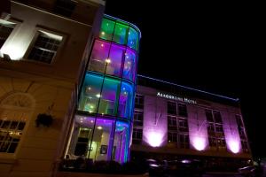 un bâtiment avec des lumières colorées sur son côté dans l'établissement London Croydon Aerodrome Hotel, BW Signature Collection, à Croydon