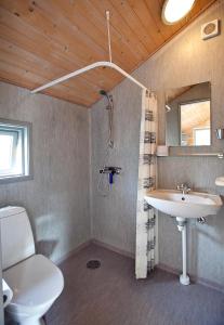 Et badeværelse på Svalereden Camping Cottages