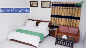 1 dormitorio pequeño con 1 cama y 1 silla en Restinn Hotel, en Maulvi Bāzār
