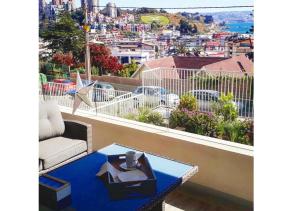 balcón con mesa y vistas a la ciudad en Edificio Reñaka Beach 248, en Viña del Mar