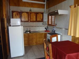 Una cocina o zona de cocina en Cabañas Don Hugo
