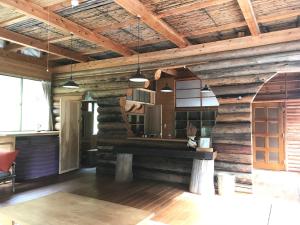 - un salon avec des murs en bois et une table dans l'établissement Rulo Classic Garden, à Shishikui