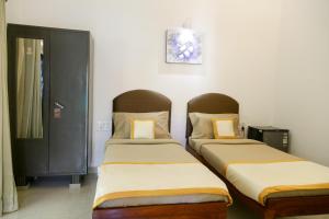 Giường trong phòng chung tại Hill Top Goa Lodge