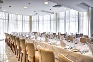 Reštaurácia alebo iné gastronomické zariadenie v ubytovaní Hotel Calypso + 35 fotografií