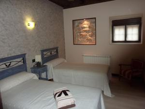 Giường trong phòng chung tại La Cerca de Doña Jimena