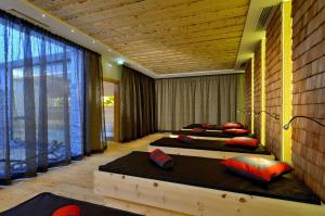 Un pat sau paturi într-o cameră la Hotel Edelweiss