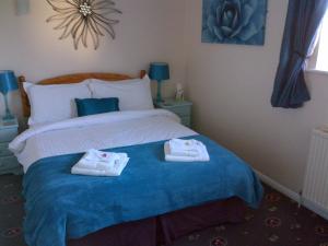 A bed or beds in a room at Grove House Hotel 