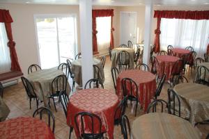 a group of tables and chairs in a room at Hotel Motel Bonsoir in Granby