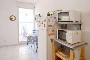 A kitchen or kitchenette at T1 Bandol Renécros 3 étoiles à 2 pas de la plus belle plage