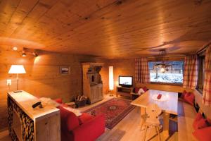 sala de estar con sofá y mesa en Alps Villa, en Mellau