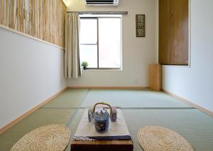 Habitación con mesa y 2 cestas en el suelo en Lucy's House横浜中華街 House1 en Yokohama