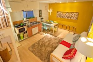 cocina y sala de estar con sofá y mesa en Lucy's House横浜中華街 House1 en Yokohama