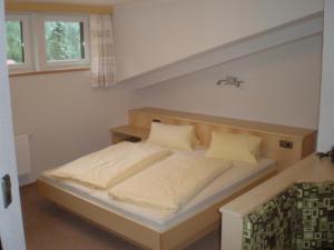 マウラッハにあるHaus Lindnerのベッドルーム1室(白いシーツが備わるベッド1台付)