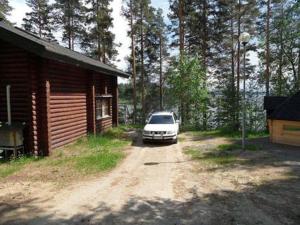 Holiday Home Harakanpesä by Interhome في Saalahti: سيارة بيضاء متوقفة بجانب كابينة