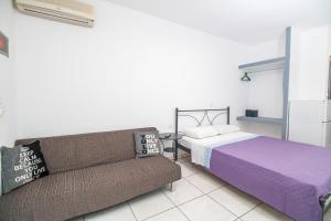 Postel nebo postele na pokoji v ubytování Toulas Studios & Apts No2 + 37 fotografií