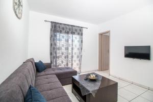 TV a/nebo společenská místnost v ubytování Toulas Studios & Apts No2