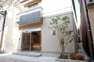 長崎的住宿－安比耶薩多薩公寓，街上有玻璃门的建筑