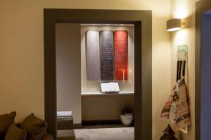 a bathroom with a mirror and a shower curtain at Hotel 900 in Giulianova