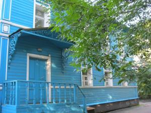 ヴォログダにあるMini-Hotel Aquarelの青い玄関付き青い家
