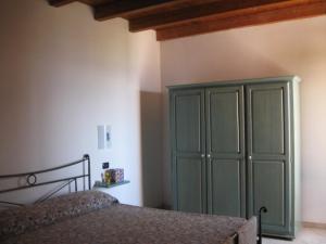 una camera da letto con armadio verde accanto a un letto di Villetta fronte mare ad Arbus