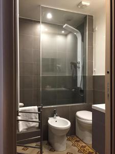 un bagno con wc, lavandino e doccia di Ottomood Ala Ovest Catania Centro a Catania Altre 32 foto