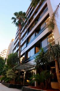 un edificio con una palmera delante de él en Imperial Suites Hotel, en Beirut