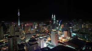 uma vista noturna de uma cidade à noite em Sunbow Suites @ Times Square Kuala Lumpur em Kuala Lumpur