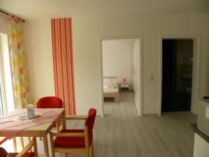 una habitación con mesa y sillas y un dormitorio en Ferienwohnung im Haus "Maria Anna", en Bad Ems
