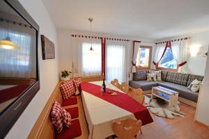 Televízia a/alebo spoločenská miestnosť v ubytovaní Apartment Albert