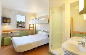 Postel nebo postele na pokoji v ubytování First Inn Hotel