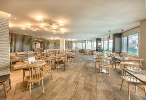 Reštaurácia alebo iné gastronomické zariadenie v ubytovaní Hotel LIVVO Koala Garden