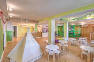 Reštaurácia alebo iné gastronomické zariadenie v ubytovaní Hotel LIVVO Koala Garden