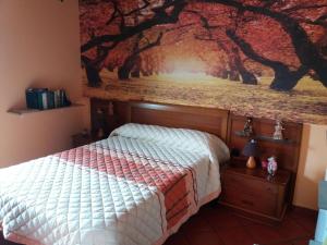ア・エストラーダにあるCasa Socorroのベッドルーム1室(壁に絵画が描かれたベッド1台付)