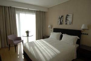 Llit o llits en una habitació de The Athens Gate Hotel