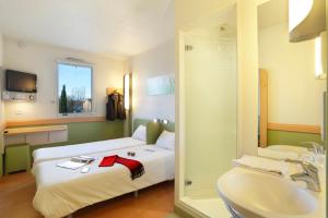 Postel nebo postele na pokoji v ubytování First Inn Hotel