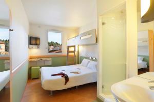 Postel nebo postele na pokoji v ubytování First Inn Hotel