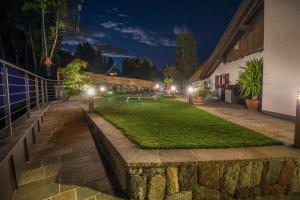 einen Garten in der Nacht mit Licht an einem Gebäude in der Unterkunft Drei Birken in Oberbozen