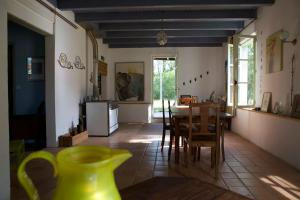 cocina y comedor con jarrón sobre una mesa en Mistoury en La Tour-Blanche