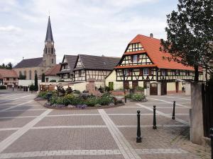 un gran edificio con una iglesia y una calle en Le Vicus en Eckbolsheim